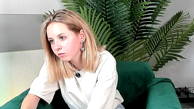 Snapshot of AudreyBilbrew chatting on 23, 10, 2025 AudreyBilbrew online show from 23, 10, 2025