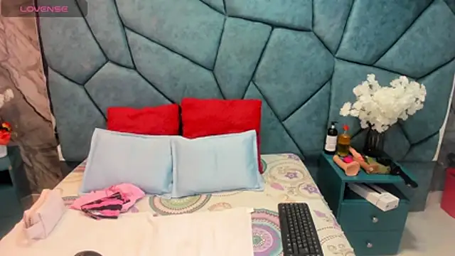 JulietaDiamond online show from 8, 7, 2026