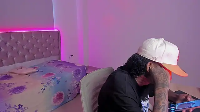 Snapshot of skinny_tatto01 chatting on 25, 10, 2025 skinny tatto01 online show from 25, 10, 2025