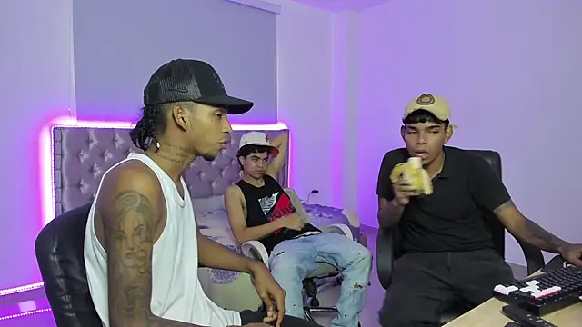 Snapshot of skinny_tatto01 chatting on 30, 10, 2025 skinny tatto01 online show from 30, 10, 2025