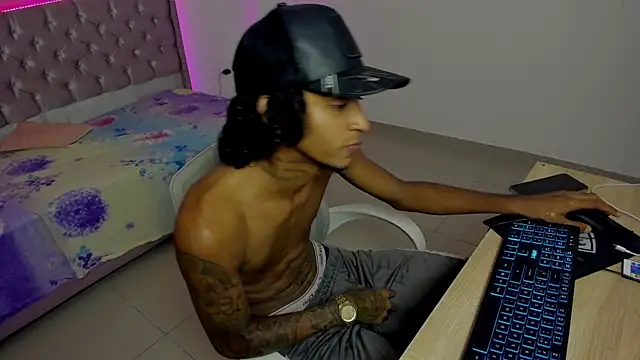 Snapshot of skinny_tatto01 chatting on 23, 10, 2025 skinny tatto01 online show from 23, 10, 2025