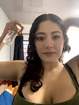 Snapshot of Amber_rose_outdoors chatting on 25, 10, 2025 Amber rose outdoors online show from 25, 10, 2025