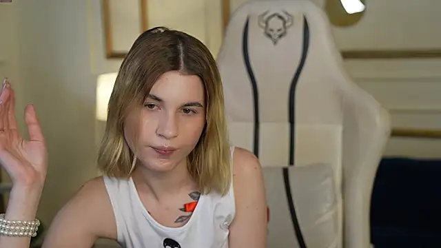 Lila Anderson online show from 2, 12, 2025