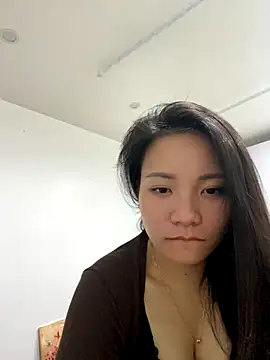 Bee Yellow00 online show from 21, 11, 2025