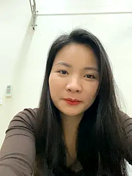 Bee Yellow00 online show from 16, 12, 2025