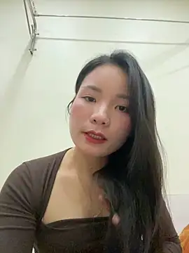 Bee Yellow00 online show from 20, 11, 2025