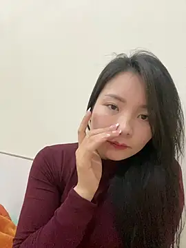 Bee Yellow00 online show from 11, 2, 2026