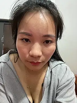 Bee Yellow00 online show from 2, 11, 2025