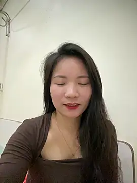 Bee Yellow00 online show from 16, 3, 2026