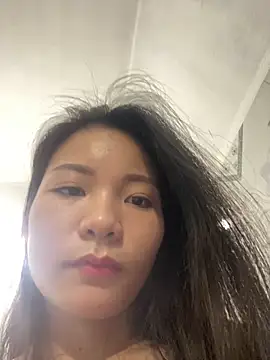 Bee Yellow00 online show from 27, 10, 2025