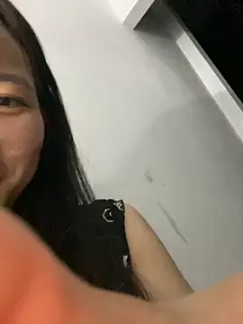 Bee Yellow00 online show from 29, 10, 2025