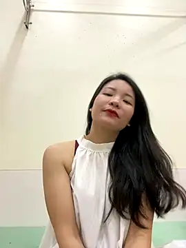 Bee Yellow00 online show from 26, 11, 2025