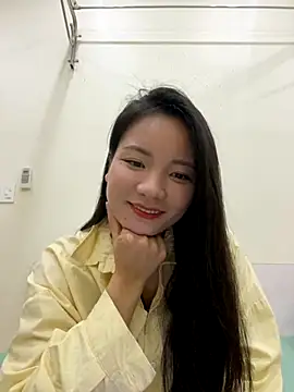 Bee Yellow00 online show from 4, 12, 2025