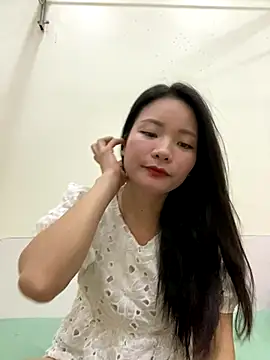 Bee Yellow00 online show from 18, 11, 2025