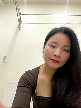 Bee Yellow00 online show from 13, 11, 2025