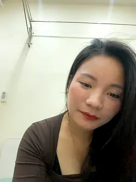 Bee Yellow00 online show from 14, 11, 2025