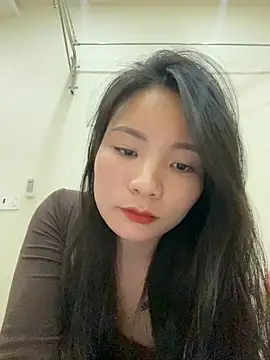 Bee Yellow00 online show from 15, 12, 2025