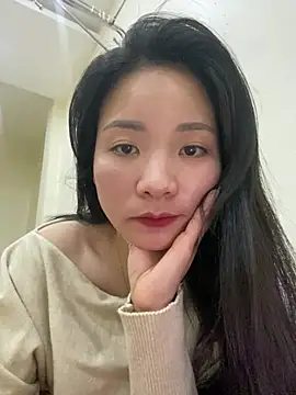 Bee Yellow00 online show from 4, 2, 2026