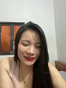 Bee Yellow00 online show from 17, 6, 2026