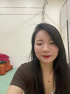 Bee Yellow00 online show from 9, 5, 2026