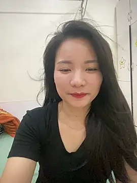 Bee Yellow00 online show from 16, 4, 2026