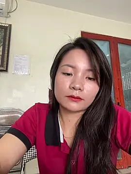 Bee Yellow00 online show from 28, 7, 2026