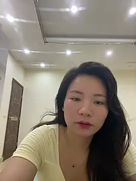 Bee Yellow00 online show from 19, 7, 2026