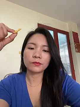 Bee Yellow00 online show from 4, 6, 2026