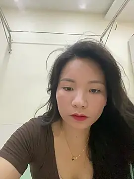 Bee Yellow00 online show from 17, 7, 2026