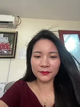 Bee Yellow00 online show from 8, 6, 2026