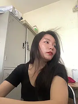 Bee Yellow00 online show from 28, 5, 2026