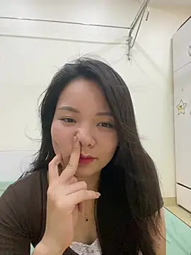 Bee Yellow00 online show from 28, 7, 2026
