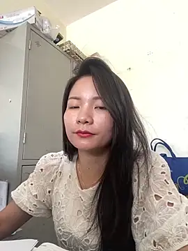 Bee Yellow00 online show from 30, 5, 2026
