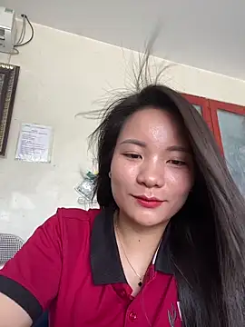 Bee Yellow00 online show from 15, 6, 2026
