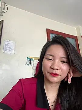 Bee Yellow00 online show from 16, 6, 2026