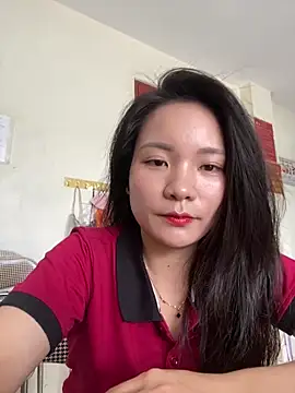 Bee Yellow00 online show from 18, 6, 2026