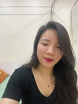 Bee Yellow00 online show from 16, 5, 2026