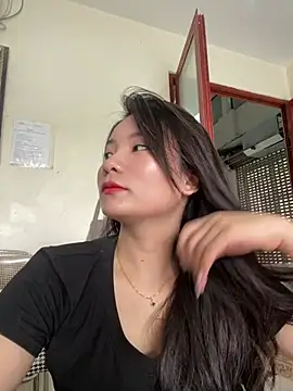 Bee Yellow00 online show from 25, 7, 2026