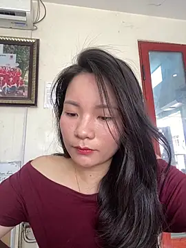 Bee Yellow00 online show from 29, 5, 2026