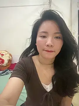 Bee Yellow00 online show from 14, 4, 2026