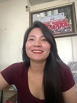 Bee Yellow00 online show from 17, 4, 2026