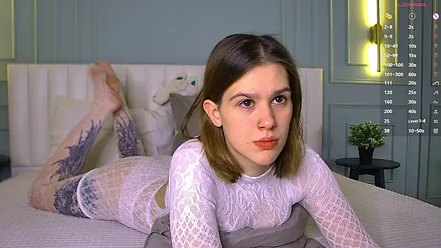 LoraPuffs online show from 7, 2, 2026