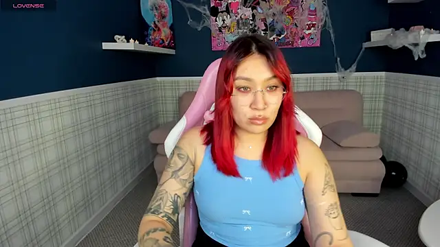 Snapshot of Susie_Reverse chatting on 28, 10, 2025 Susie Reverse online show from 28, 10, 2025