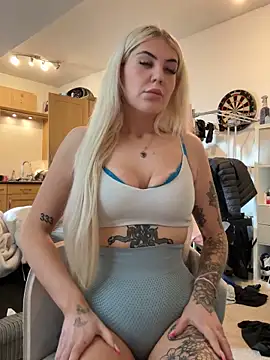 Snapshot of MissyLxox chatting on 8, 11, 2025 MissyLxox online show from 8, 11, 2025