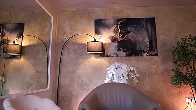 MaddieBryggs online show from 5, 12, 2025