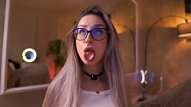 MaddieBryggs online show from 15, 4, 2026