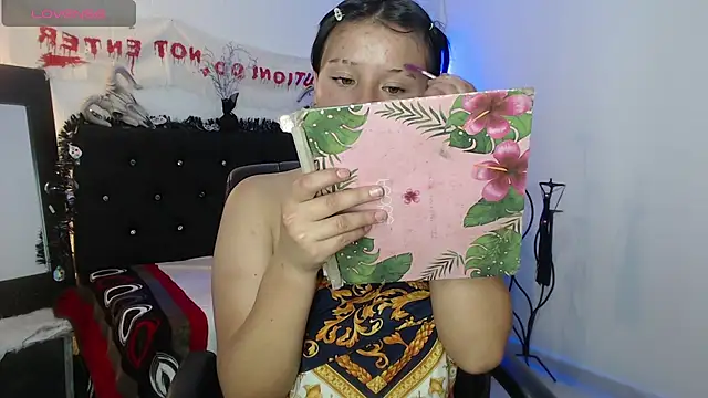 Snapshot of Thalia_honey chatting on 27, 10, 2025 Thalia honey online show from 27, 10, 2025