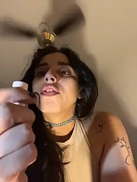 Snapshot of gigi333regi chatting on 27, 11, 2025 gigi333regi online show from 27, 11, 2025