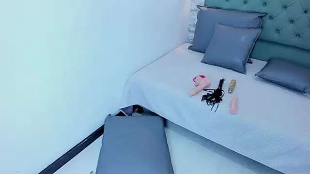 PariisTaylor online show from 11, 11, 2025