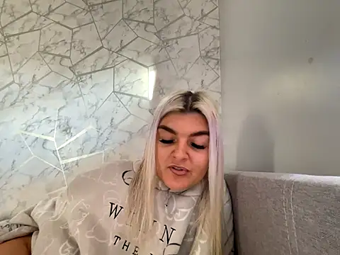 Snapshot of rosie-hipstergal chatting on 7, 11, 2025 rosie-hipstergal online show from 7, 11, 2025